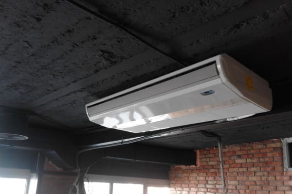 Монтаж напольно-потолочных кондиционеров